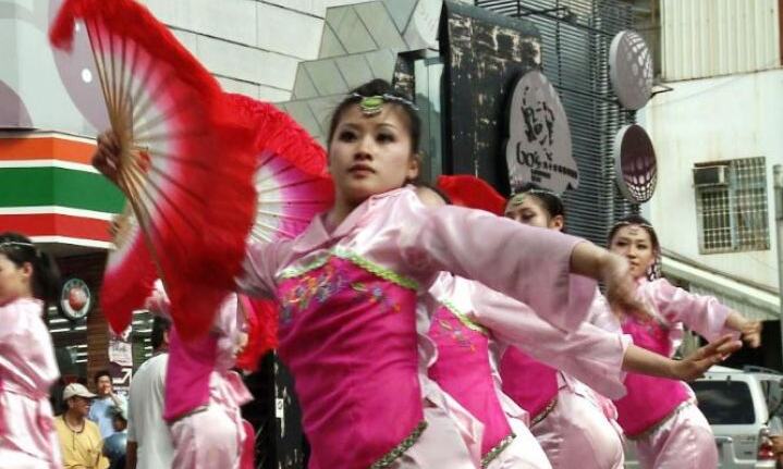 यहां किसी के मरने पर महिलाएं करती हैं डांस, अजीब है कारण