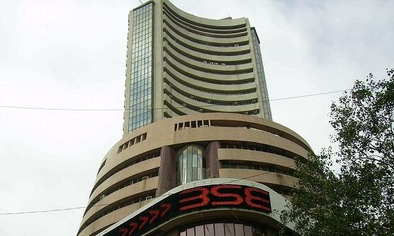 सेंसेक्स 43 अंक गिरकर 34906 के स्तर पर, फार्मा शेयर्स में हुई मुनाफावसूली