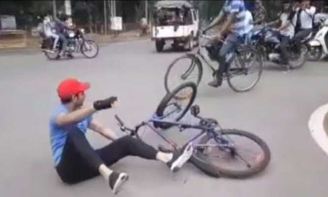 पटना की सड़क पर साइकिल से निकले तेज प्रताप, फिर यूं गिर पड़े लालू के लाल