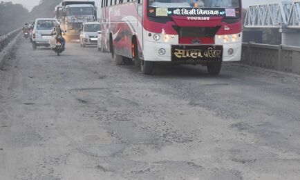 नर्मदा पुल की मरम्मत के लिए रूट डायवर्ट होने से टूटेगी ट्रांसपोर्टरों की कमर