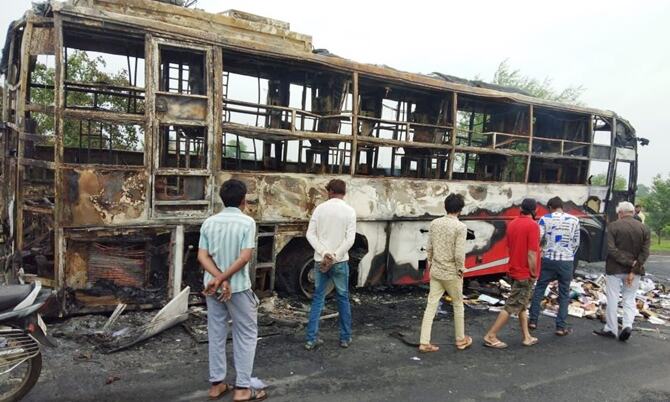 सीहोर : चार्टर्ड बस में लगी आग, पूरी बस जलकर हुई खाक, कोई जनहानि नहीं
