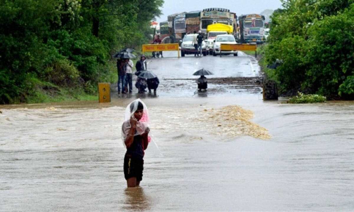 मध्यप्रदेश: भारी बारिश के कारण उफान पर बेतवा नदी, फंसे हुए 20 लोगों को बचाया गया