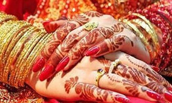 स्टेशन पर नई नवेली दुल्हन ने लगाई बचाओ-बचाओ की आवाज, सच जानकर लोगों ने पीटा अपना माथा