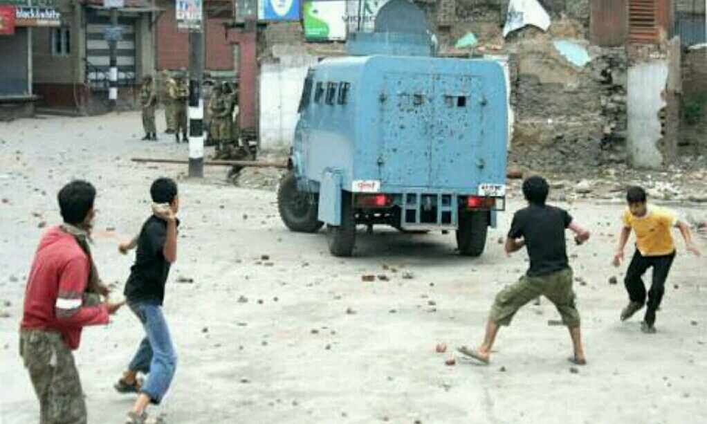 नहीं माने कश्मीर के पत्थरबाज तो हो जाएंगे अंधे, लौट रहा है उनसे निपटने ये हीरो