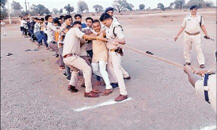 किसान आंदोलन : पुलिस और किसानों के बीच हुआ रस्साकशी खेल का आयोजन