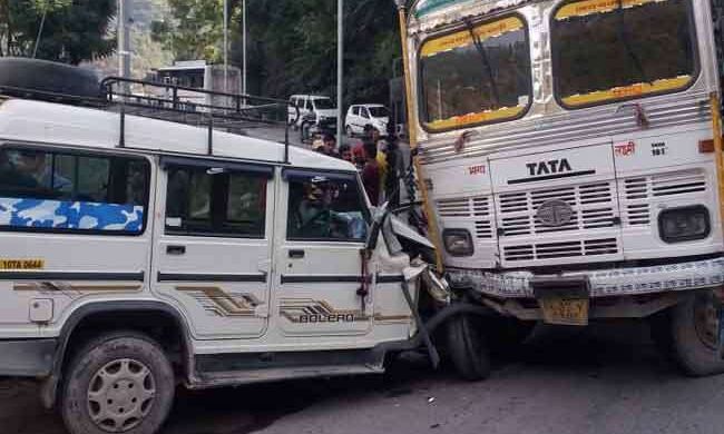 उत्तरकाशी में ट्रक और मैक्स वाहन की भिड़ंत