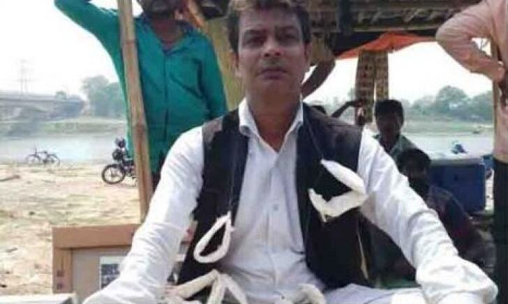 गले में सेनेटरी पेड पहनकर, शख्स कर रहा प्रचार घर घर जा ये...