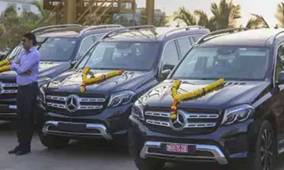 फिर चर्चा में आए सावजी ढोलकिया, कर्मचारियों को गिफ्ट में दी कार और FD