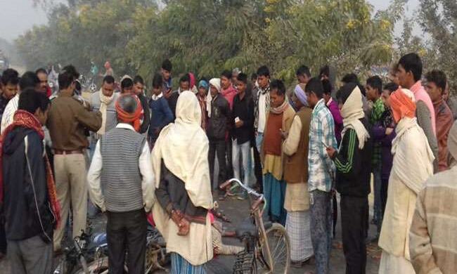 ट्रक ने बाइक सवार चार लोगों को रौंदा