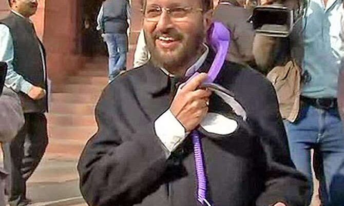 प्रकाश जावड़ेकर लैंडलाइन रिसीवर के साथ संसद के बाहर दिखे, जानें क्या है वजह