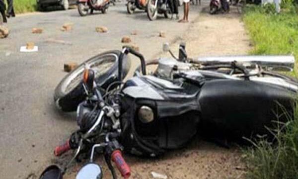 चमत्कार: एक्सीडेंट में मांबाप गिरे पर बच्ची को बिठा कर चलती रही बाइक