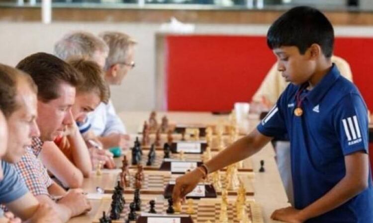 विश्वनाथन आनंद को पीछे छोड़ 12 साल के खिलाड़ी ने बनाया विश्व रिकॉर्ड