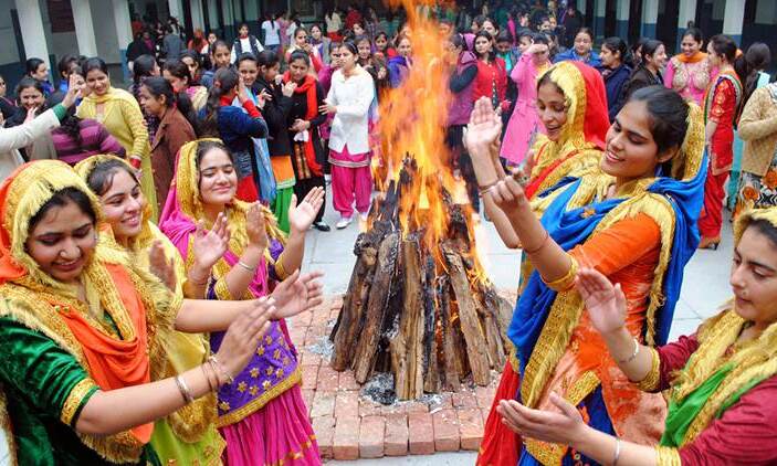 Lohri 2018: अग्नि को अर्पित की जाती है गजक और रेवड़ी, भगवान से है सीधा संबंध