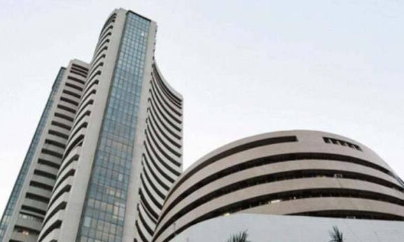 सेंसेक्स 95 अंक गिरकर 35227 के स्तर पर, निफ्टी 10700 से नीचे बंद