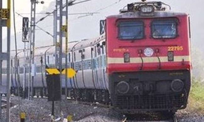 100 किलोमीटर की रफ्तार से गुजर रही ट्रेन से दो साल की बच्‍ची को फेंका