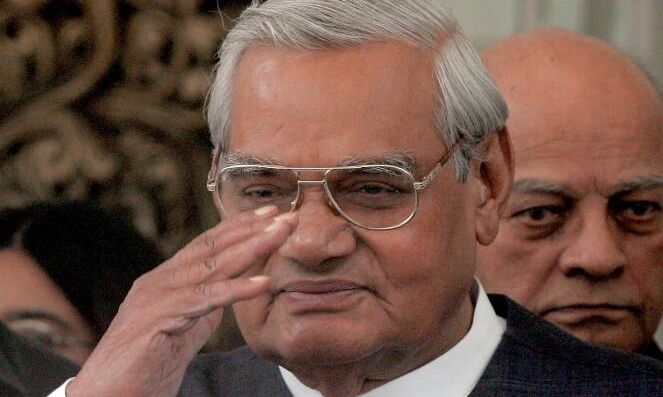 93 साल के हुए राजनीति के अटल, जन्मदिन की बधाई देने पहुंचे पीएम मोदी सहित कई नेता