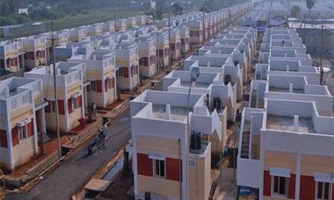 गरीबों के लिए पक्के कागजी मकान बनाने में उत्तर प्रदेश सबसे आगे