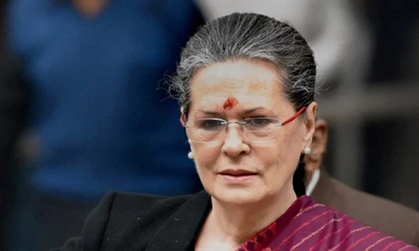 गोवा में छुट्टियां मना रहीं सोनिया गांधी, मसाला डोसा के लिए करती दिखीं इंतजार