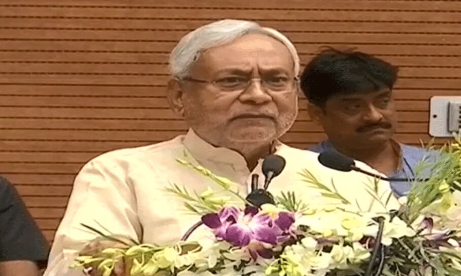 चप्पल उछाले जाने पर CM नीतीश बोले, लोग प्रचार के लिए करते हैं उटपटांग काम