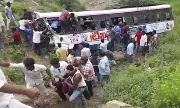 उत्तराखंड: कोटद्वार में खाई में गिरी यात्रियों से भरी बस, चालक सहित कई लोग घायल