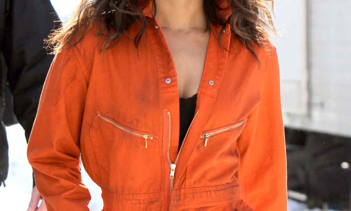 खूबसूरत दिखने के लिए प्रियंका की तरह कैरी करें ऑरेंज पैंट सूट