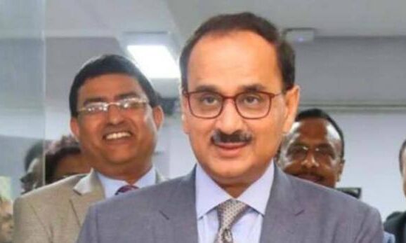 HC ने रोकी राकेश अस्थाना की गिरफ्तारी, CBI चीफ ने छीनीं शक्तियां