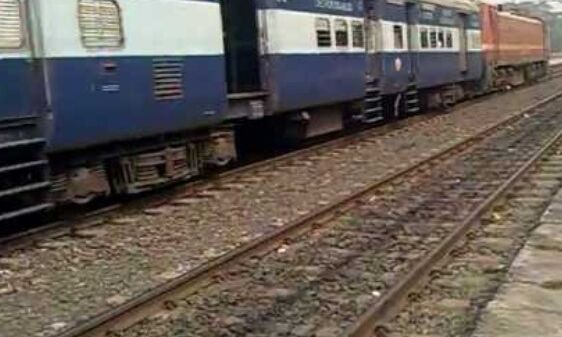ट्रेन गुजरने से चंद मिनट पहले रेलवे फाटक तोड़कर टैक पर आया ट्रक