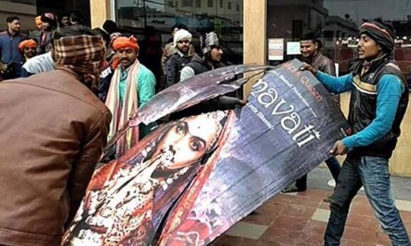 LIVE: पर्दे पर पद्मावत, सड़कों पर करणी सेना का उपद्रव-आगजनी, कई जगह स्कूल बंद