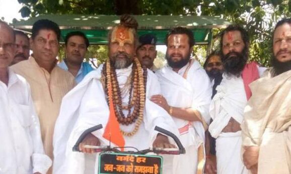 कांग्रेस को आशीर्वाद देने पर बुरे फंसे कंप्यूटर बाबा
