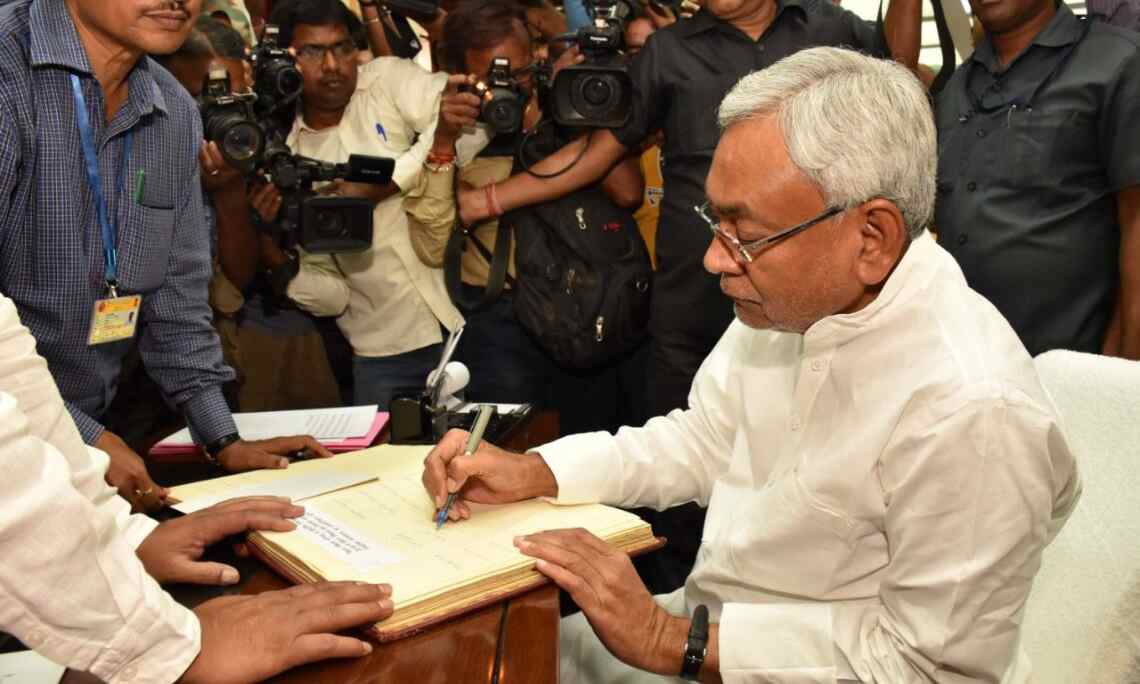 बिहार: विधान परिषद के निर्वाचित सदस्यों के साथ नीतीश ने ली शपथ