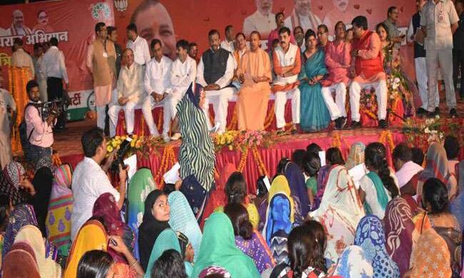 देर रात प्रतापगढ़ में मुख्यमंत्री योगी अादित्यनाथ की चौपाल में छलका ग्रामीणों का दर्द