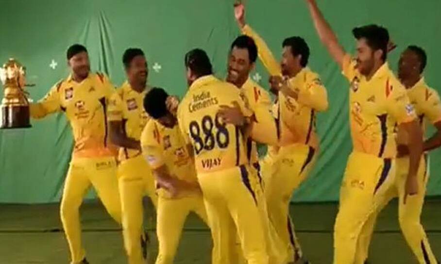 Video: धौनी के सामने जमकर नाचे भज्जी और ब्रावो, माही का रिएक्शन देख हो जाएंगे खुश