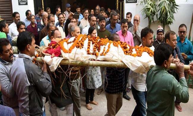 शादी के लिए आए फूलों से सजी स्निग्धा की अर्थी,