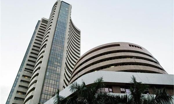 सेंसेक्स 100 अंक से ज्यादा की गिरावट के साथ बंद, आईटी शेयर्स में हुई मुनाफावसूली