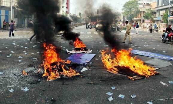 मध्यप्रदेश में भारत बंद के दौरान हिंसक प्रदर्शन, कांग्रेस कार्यकर्ताओं ने की तोड़फोड़