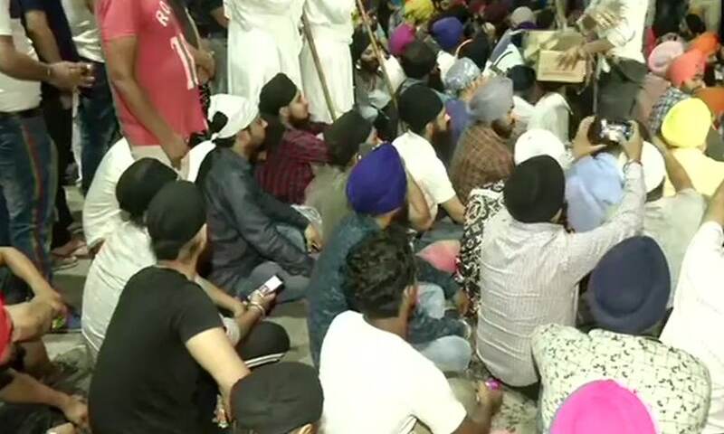 सिख पिता-पुत्र की पिटाई में दो ASI समेत तीन निलंबित, सिखों ने घेरा थाना