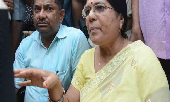 पूर्व मंत्री मंजू वर्मा के घर पुलिस ने चिपकाया इश्तेहार, कुर्की जब्ती की तैयारी शुरू