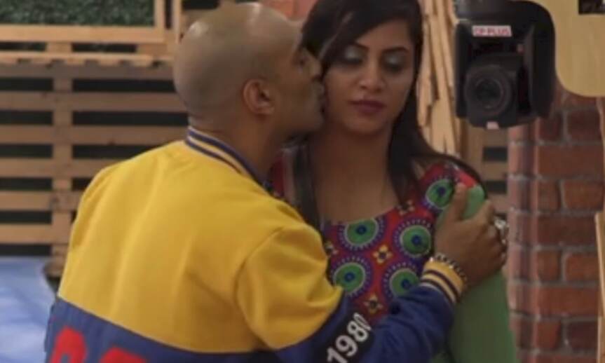 Bigg Boss 11: आकाश और शिल्पा के Kiss पर अर्शी खान का बड़ा खुलासा, हिना की भी खोली पोल