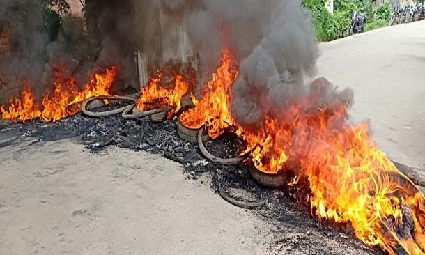 दर्दनाक: करंट से सड़क पर तड़पकर झुलसे चार युवक, तीन की मौत; भड़का बवाल