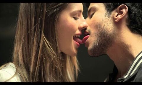 जानिए सेक्स के दौरान कौन करता है सबसे ज्यादा KISS