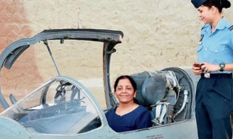 पहली महिला मंत्री होंगी सीतारमण, फाइटर प्लेन सुखोई 30MKI में भरेंगी उड़ान