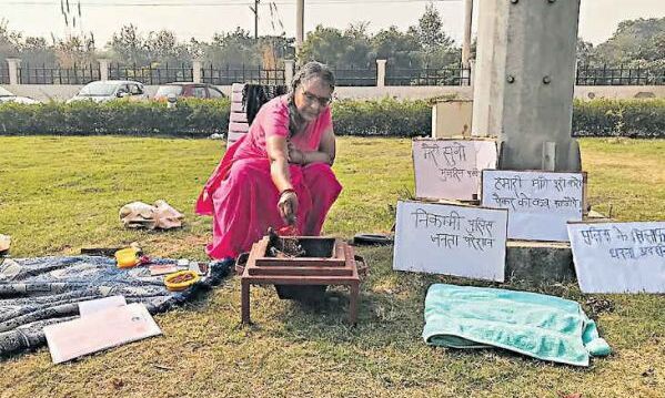 यंहा भूख हड़ताल पर बैठी महिला, पुलिस अधिकारियों ने ऐसे तुड़वाई हड़ताल