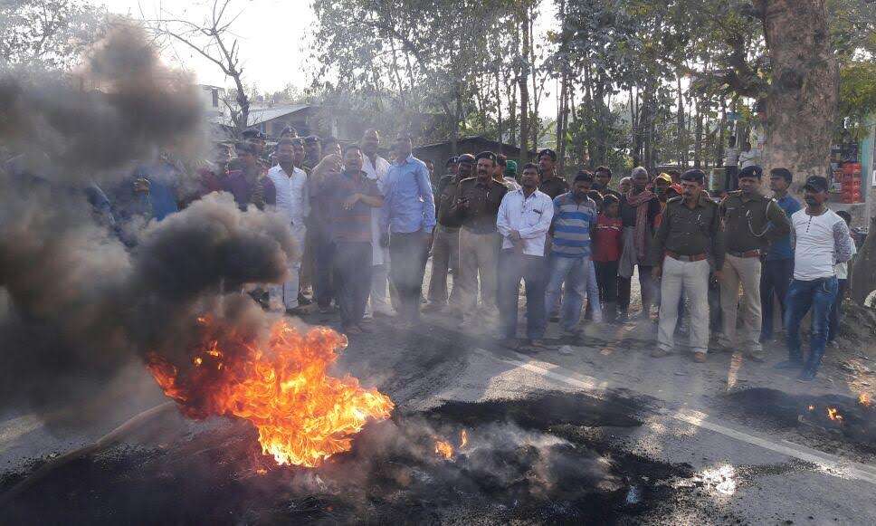 बिहारः सड़क हादसे में युवक की मौत के बाद, ग्रामीणों ने मचाया तांडव