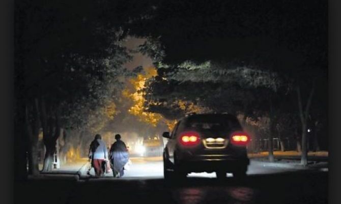 चलती कार में लड़की को नोचते रहे दरिंदे, भर गया मन तो हुए फरार