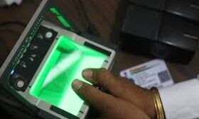 अब Aadhaar से मोबाइल नंबर और बैंक खाता जोड़ना नहीं है जरूरी