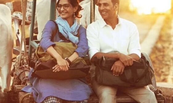 पैडमन के हू ब हू गाने का फर्स्ट लुक रिलीज, लग्जरी कार छोड़ बैलगाड़ी के मजे ले रहे सोनम-अक्षय