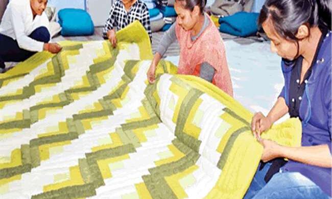 सात समंदर पार छाई हुनर के धागों से सजी फर्रुखाबादी रजाई