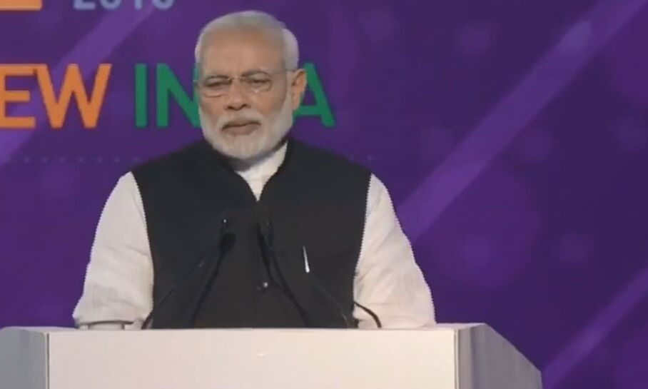इन्वेस्टर्स समिट के कार्यक्रम में पहुंचे PM मोदी, रिबन काटकर किया उद्घाटन