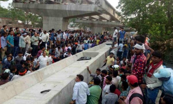टला बड़ा हादसा, बनारस में निर्माणाधीन फ्लाईओवर की एक और बीम गिरने से बची