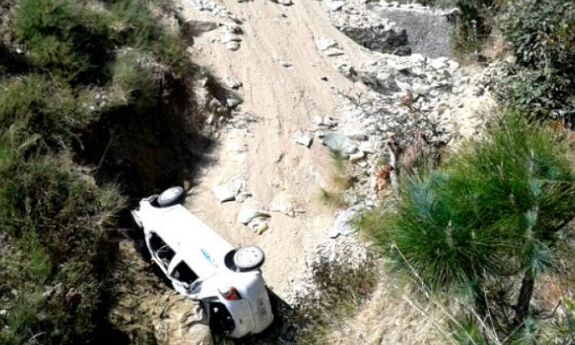 उत्तराखंड: 400 मीटर गहरी खाई में गिरा मैक्स वाहन, दो लोग घायल